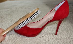 Brush for suede